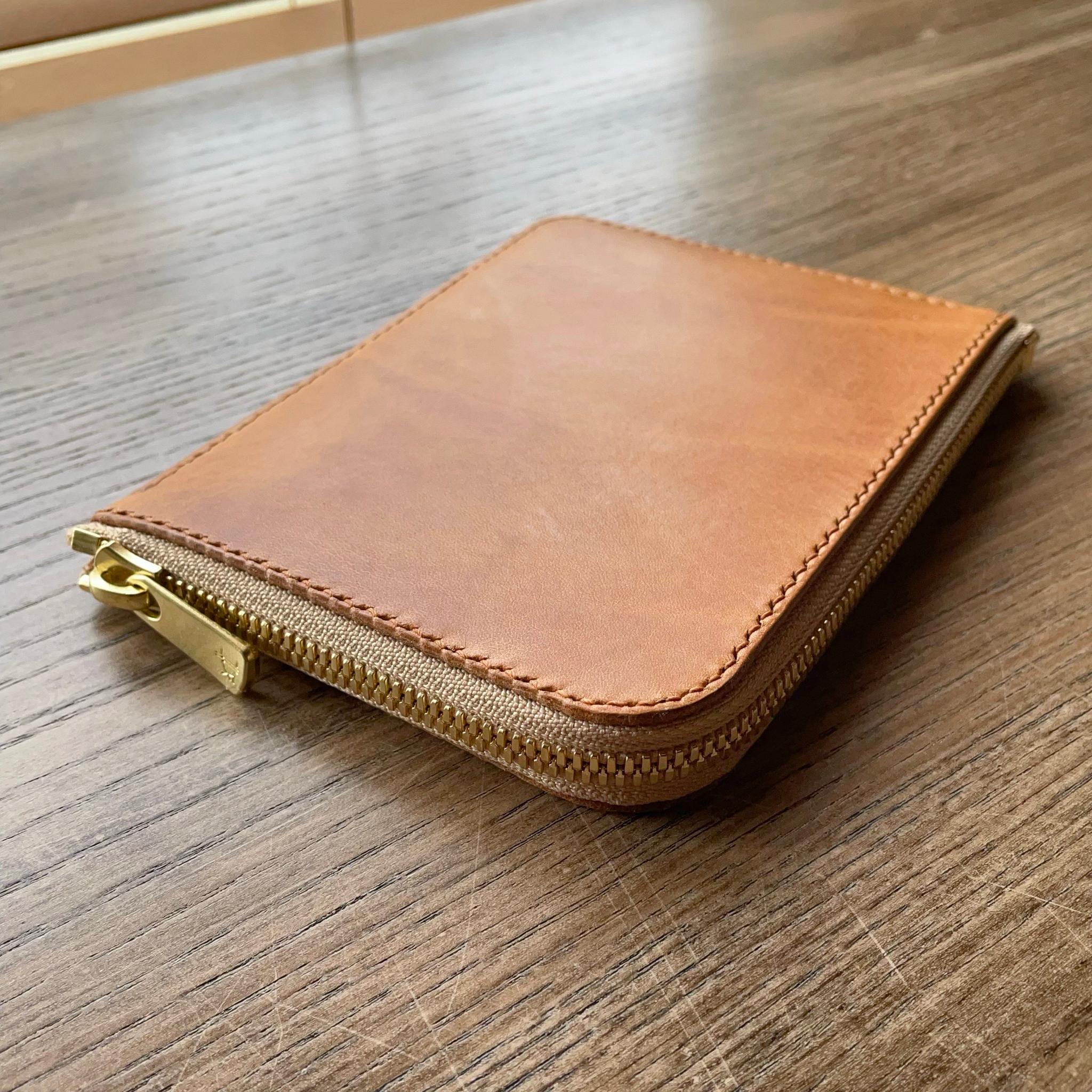 《L字ファスナー型》レザーパスポートケース（ブラウン）