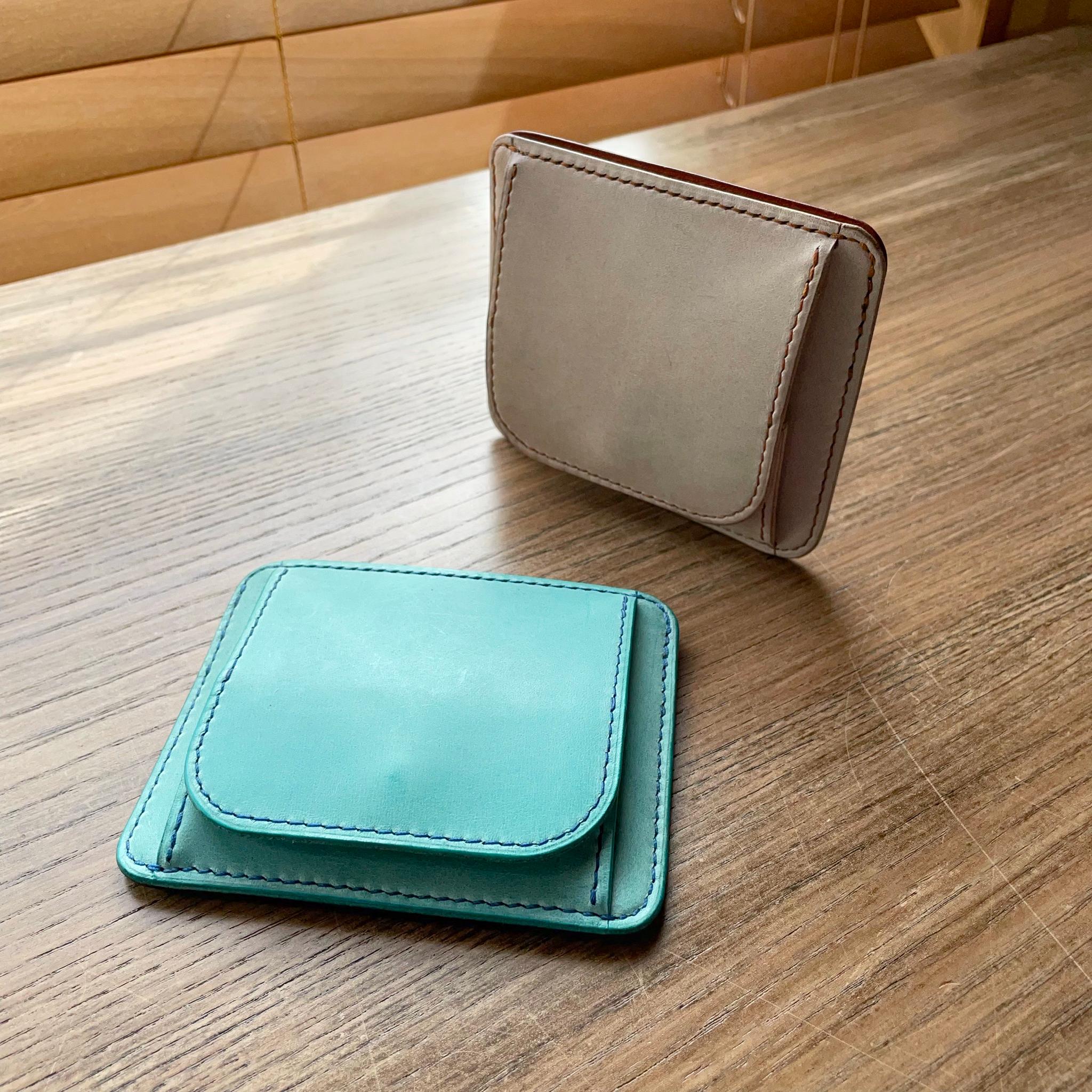 《小銭 ＆ カード／バイカラー》ミニマルレザーウォレット1枚目の画像