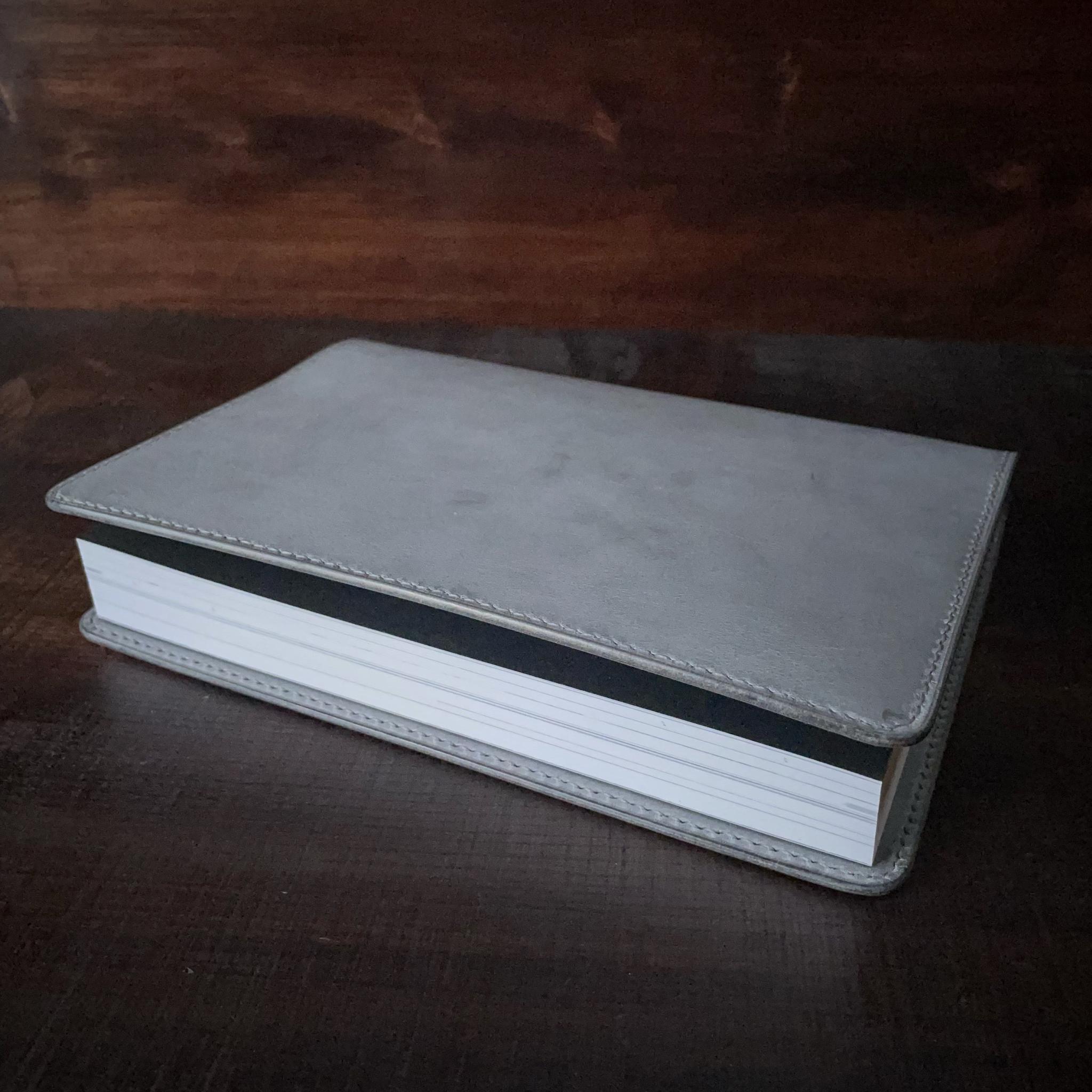 《A5判サイズ》レザーブックカバー（Cenere）1枚目の画像