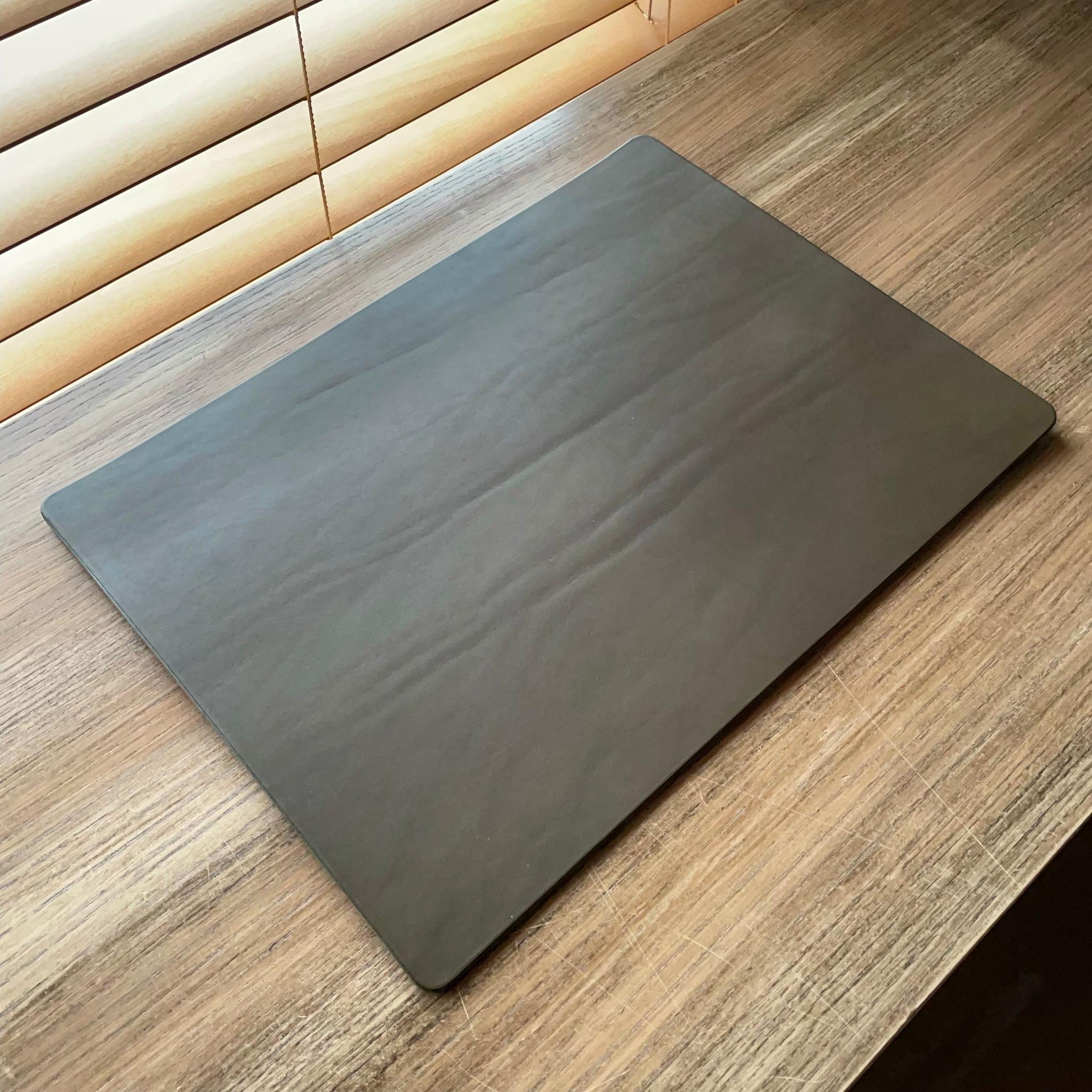 《380mm × 280mm》レザーデスクマット（オリーブ）1枚目の画像
