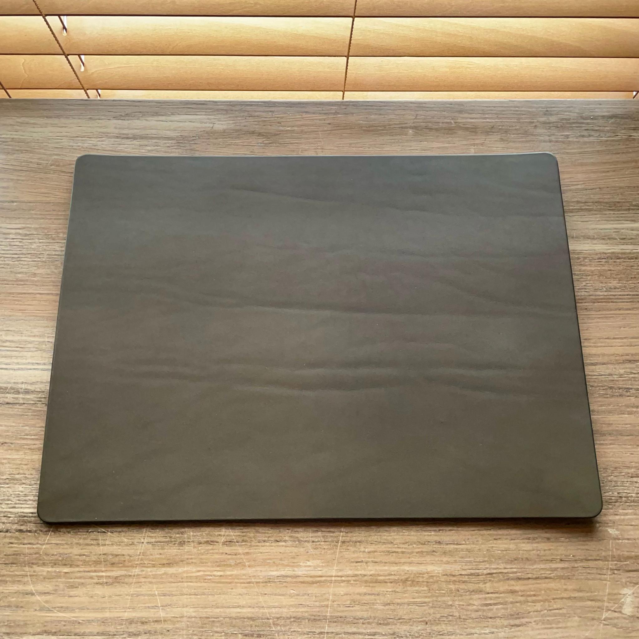 《380mm × 280mm》レザーデスクマット（オリーブ） | 2枚目