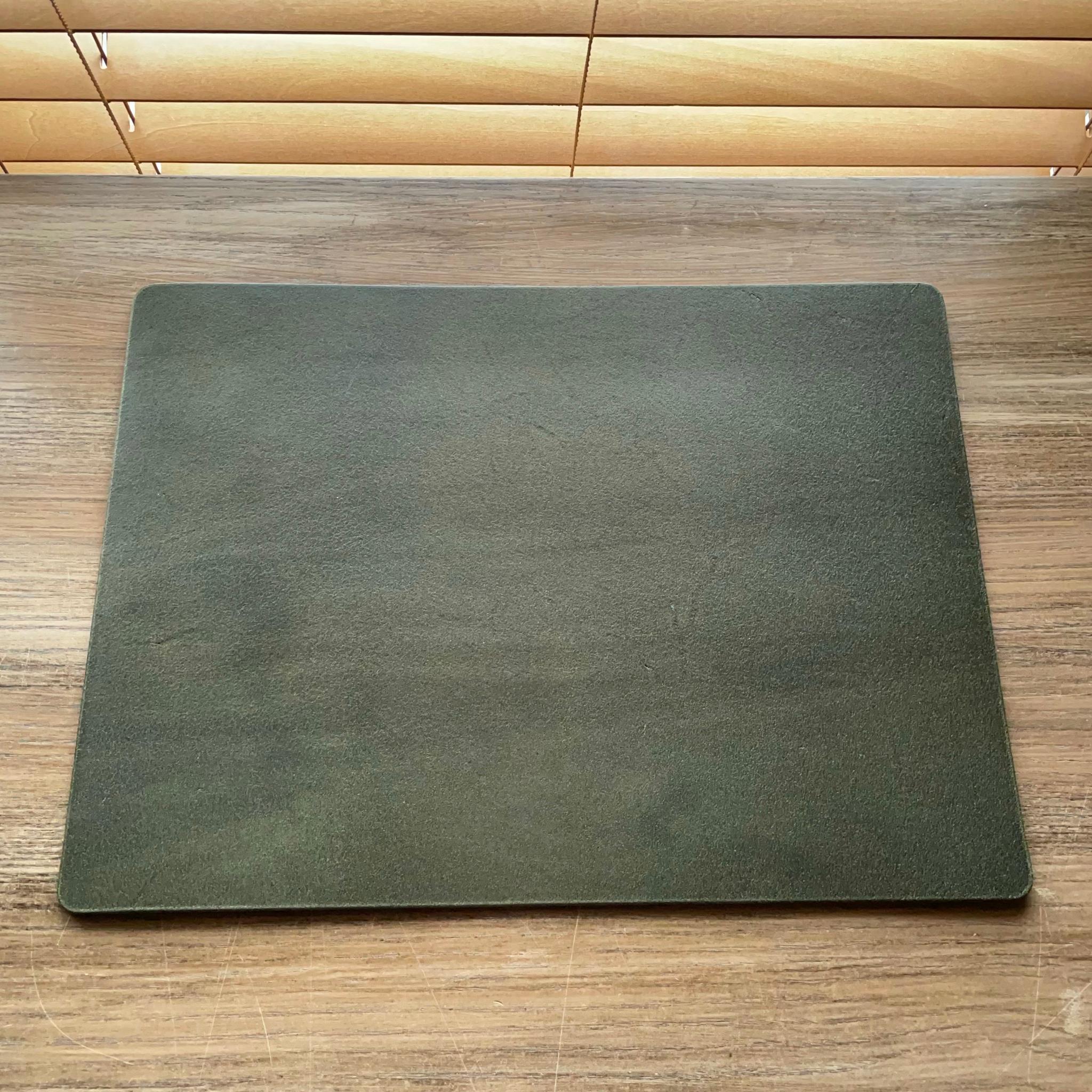 《380mm × 280mm》レザーデスクマット（オリーブ） | 3枚目