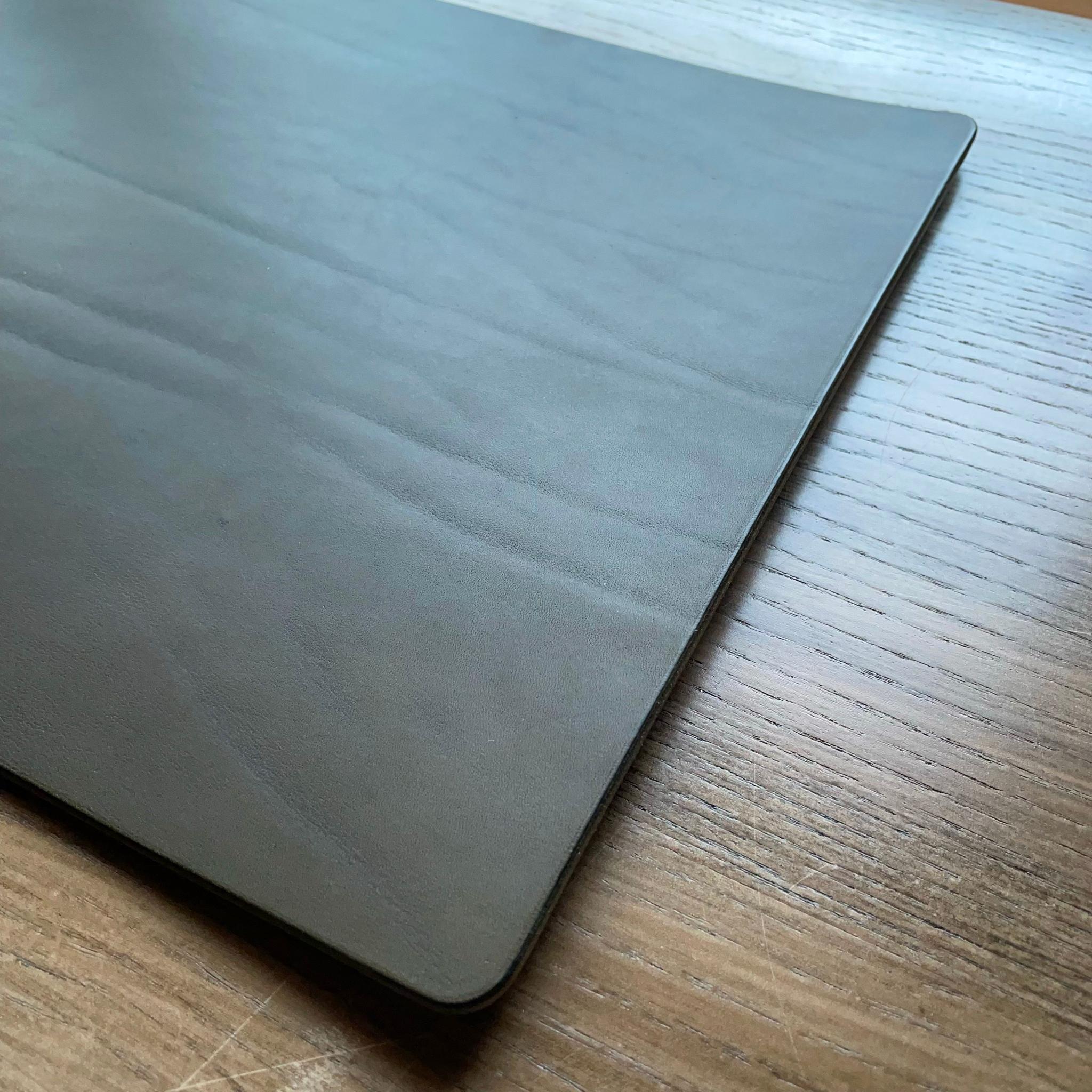 《380mm × 280mm》レザーデスクマット（オリーブ） | 4枚目
